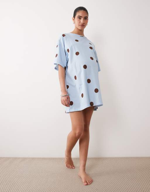 ASOS DESIGN Maternity – Blå och chokladbrun, prickig pyjamas-t-shirt i oversize, 2 av 4