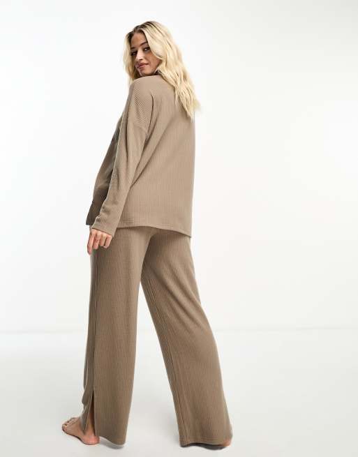 ASOS DESIGN Maternity - Blødt brunt loungesæt med ribstrikket sweatshirt og bukser, 2 af 4