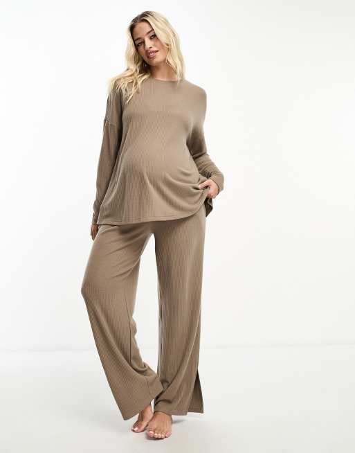 ASOS DESIGN Maternity - Blødt brunt loungesæt med ribstrikket sweatshirt og bukser, 4 af 4