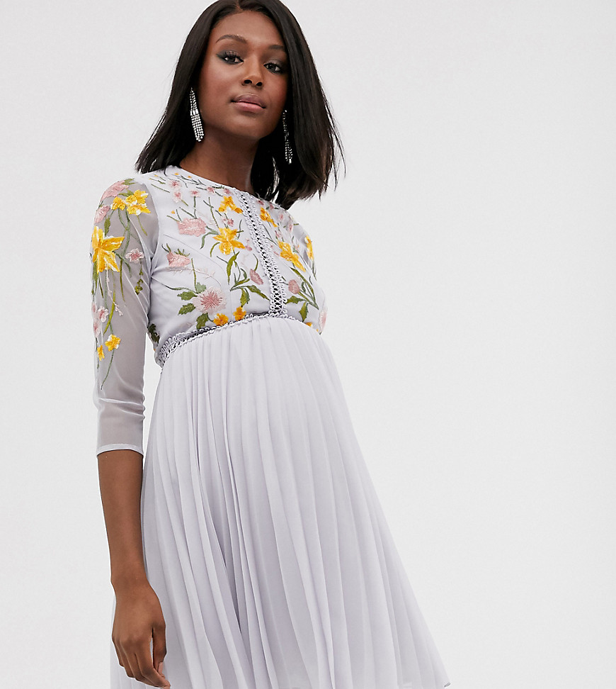 ASOS DESIGN Maternity – Blombroderad miniklänning med plisserad kjol och spetsinslag-Flerfärgad