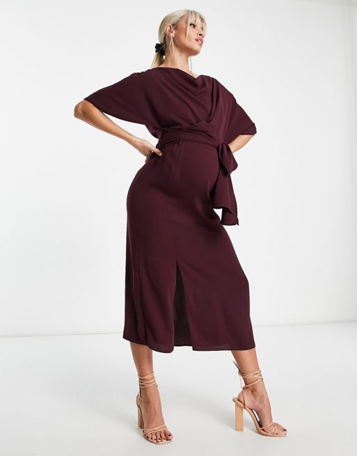 ASOS DESIGN Maternity – Bordowa sukienka midi z drapowanym dekoltem i  wiązaniem w talii | ASOS
