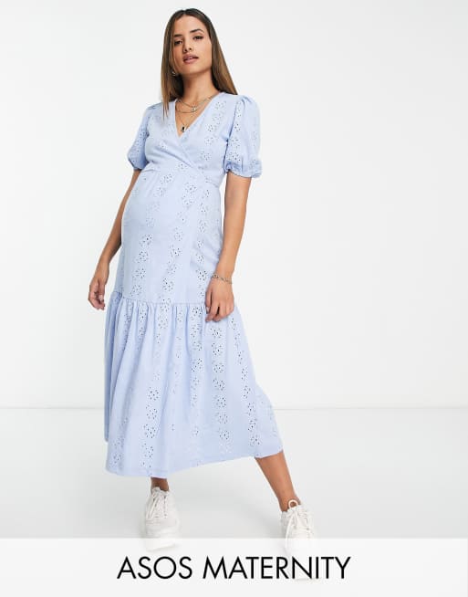 ASOS DESIGN Maternity – Chabrowa sukienka midi z krótkim rękawem, baskinką  i kopertowym topem | ASOS