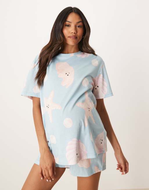 ASOS DESIGN Maternity - Completo con maglietta oversize e pantaloncini celeste con conchiglie