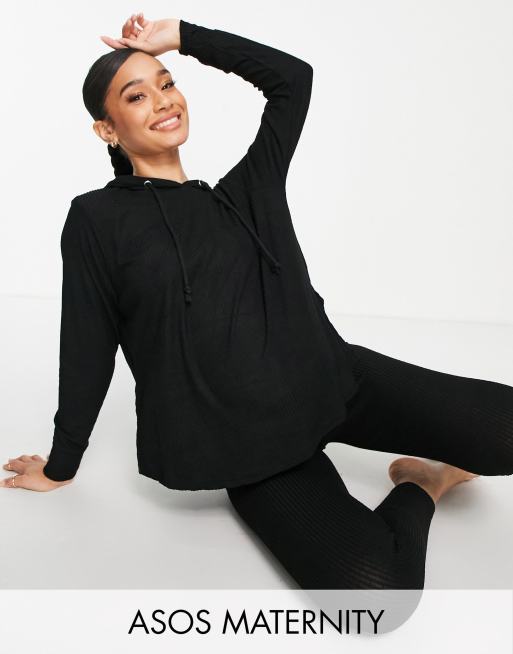 ASOS DESIGN Maternity - Completo da casa super morbido a costine con felpa con cappuccio oversize con spacchetti e leggings, colore nero