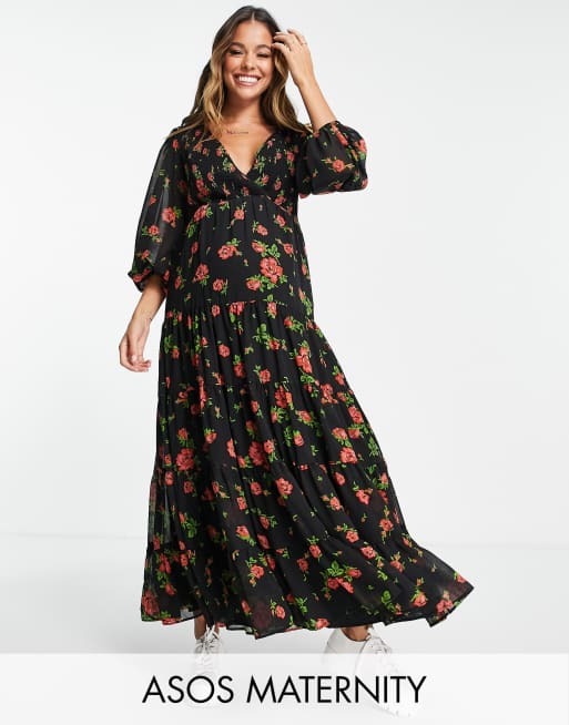 ASOS DESIGN Maternity – Czarna marszczona sukienka kopertowa maxi z warstwowym dołem i wzorem w róże
