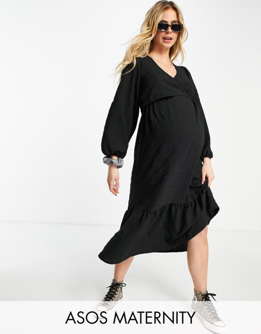 ASOS DESIGN Maternity – Czarna sukienka maxi do karmienia piersią o kopertowym fasonie z wiązaniem i falbaną