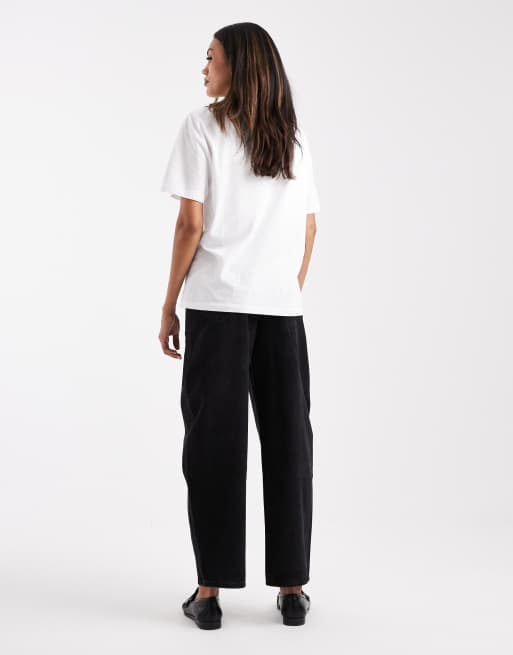 ASOS DESIGN Maternity – Dopasowane jeansy z baryłkowymi nogawkami w spranym czarnym kolorze, 3 z 5