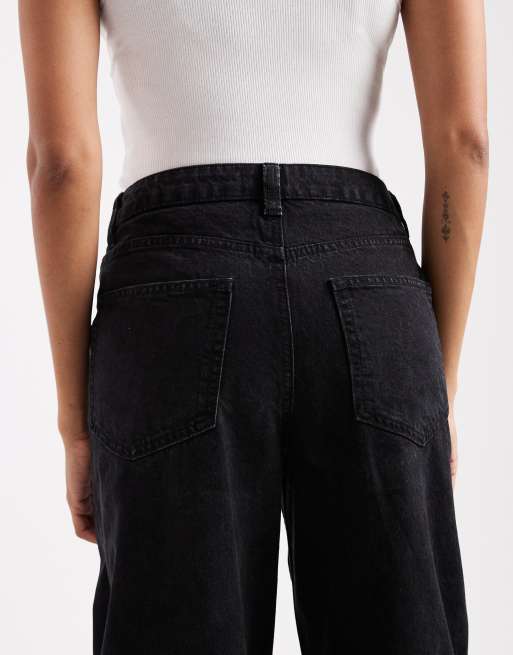 ASOS DESIGN Maternity – Dopasowane jeansy z baryłkowymi nogawkami w spranym czarnym kolorze, 4 z 5