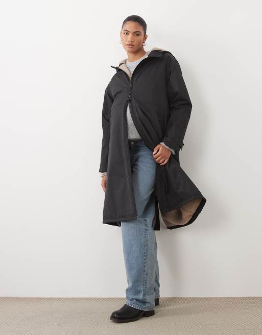 ASOS DESIGN Maternity długi płaszcz przeciwdeszczowy z podszewką borg w czerni, 2 z 4