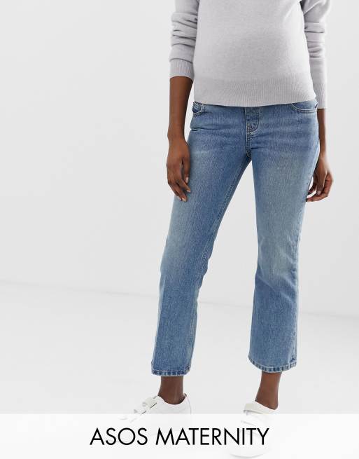 ASOS DESIGN Maternity - Egerton - Jean court évasé rigide en denim recyclé avec bande sous le ventre - Bleu délavé moyen