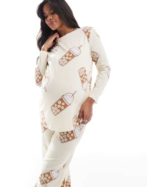 ASOS DESIGN Maternity - Ensemble de pyjama avec pantalon et top manches longues à imprimé café glacé - Beige, 2 de 4