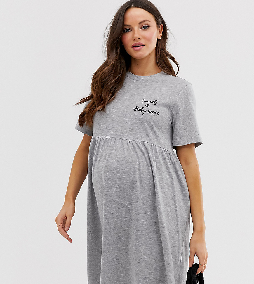 ASOS DESIGN Maternity - Exclusieve aangerimpelde jurk met 'snacks and baby naps' tekstprint-Grijs