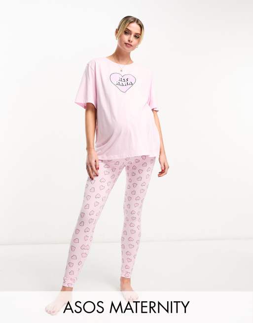 ASOS DESIGN Maternity Exclusive Pyjama aus Oversize T Shirt und Leggings in Rosa mit Mama Herz ASOS