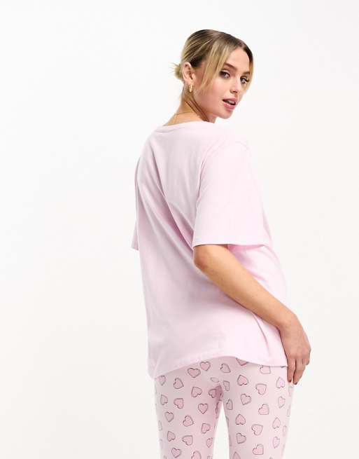 ASOS DESIGN Maternity - Exclusive - Pyjamaset van oversized T-shirt en legging met 'mama'- en hartprint in roze, 3 van 4