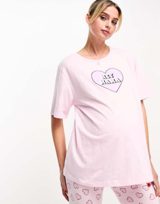 ASOS DESIGN Maternity - Exclusive - Pyjamaset van oversized T-shirt en legging met 'mama'- en hartprint in roze, 4 van 4