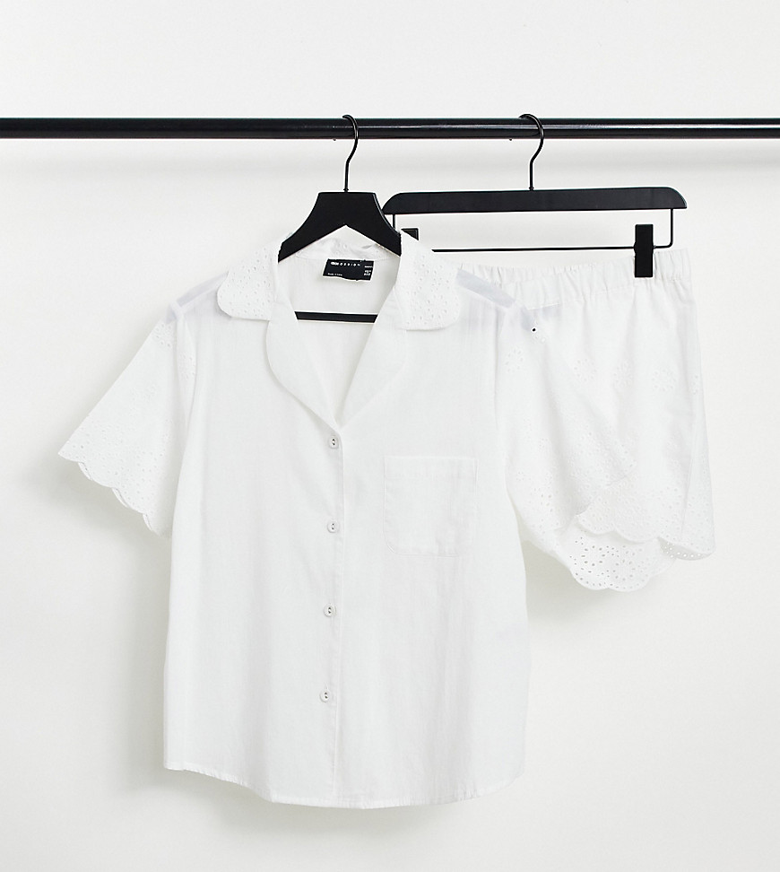 ASOS DESIGN Maternity - Exclusives - Pyjamaset van overhemd en shorts met broderie in wit