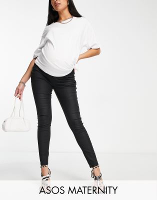 ASOS DESIGN Maternity - Extrem eng geschnittene Umstands-Jeans in beschichtetem Schwarz