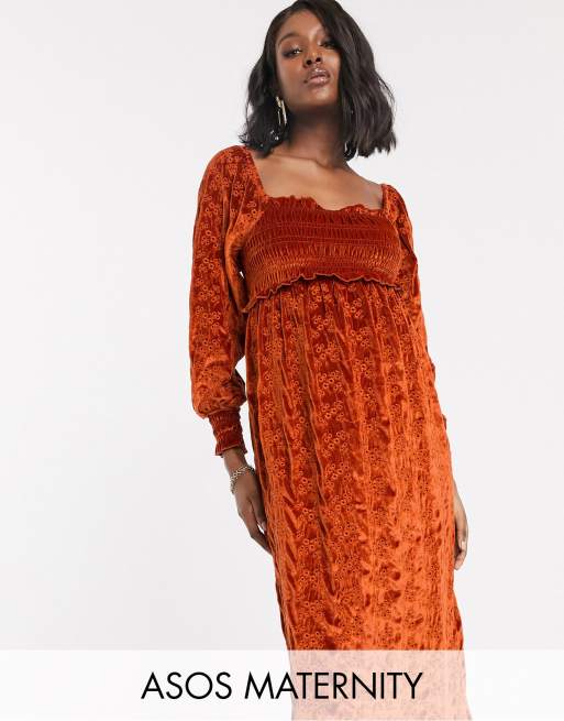 ASOS DESIGN Maternity - Fluwelen aangerimpelde midi-jurk met broderie in roestbruin