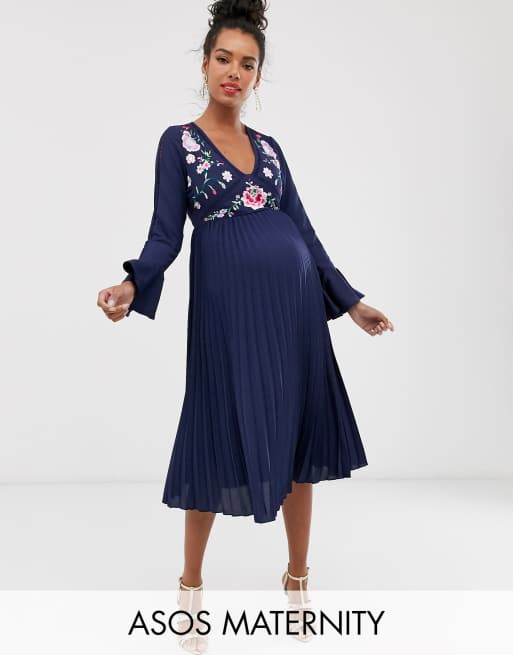 ASOS DESIGN - Maternity - Geborduurde midi-jurk met plooien en kanten inzetstukken in marineblauw