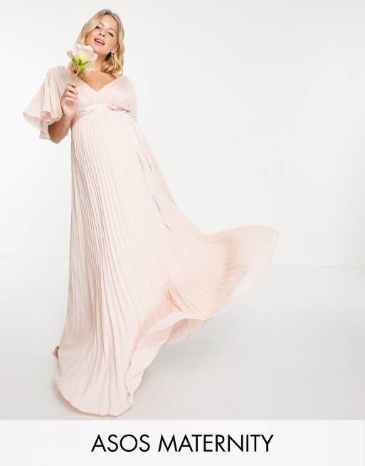 ASOS DESIGN Maternity - Geplooide, lange bruidsmeisjesjurk met fladdermouwen en satijnen taille met overslag