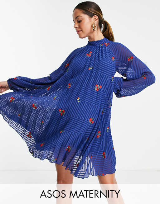ASOS DESIGN Maternity - Geplooide mini jurk met A-lijn en all-over borduursels in marineblauw