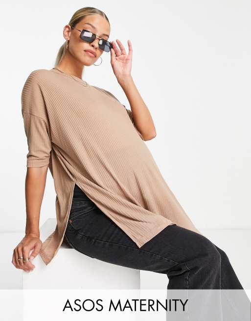 ASOS DESIGN Maternity - Geribbeld oversized T-shirt met split aan de zijkant in biscuitkleur