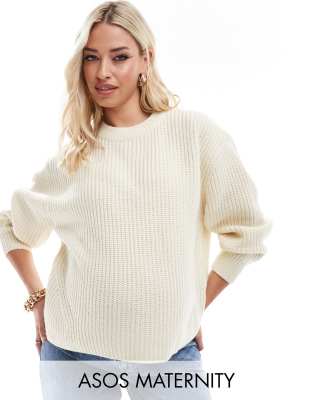 ASOS DESIGN Maternity - Gerippter Grobstrickpullover in Creme mit Rundhalsausschnitt-Weiß