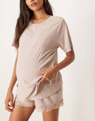 ASOS DESIGN Maternity - Gerippter Pyjama aus T-Shirt und Shorts in Braun mit Spitzenborte, Umstandsmode