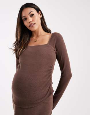 ASOS DESIGN Maternity - Geripptes langärmeliges Oberteil in Schokobraun mit eckigem Ausschnitt, Kombiteil-Brown