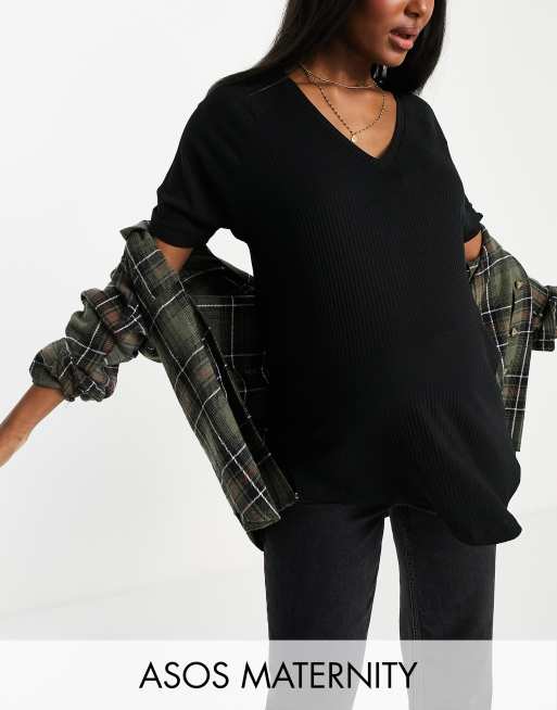 ASOS DESIGN Maternity – Geripptes Oversize-Oberteil mit V-Ausschnitt und Drapierung in Schwarz