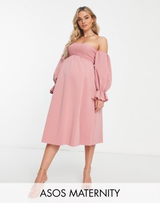 ASOS DESIGN Maternity - Gesmoktes Midikleid in Sanftrosa mit Carmen-Ausschnitt und Blouson-Ärmeln-Bunt