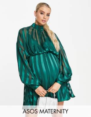 ASOS DESIGN Maternity - Gestreiftes Minikleid aus Satin in Grün mit gewickeltem Ausschnitt und Blousonärmeln