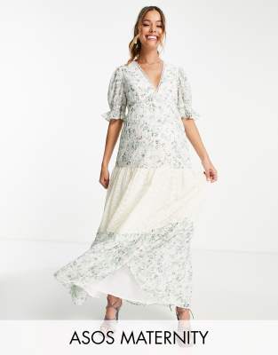 ASOS DESIGN Maternity - Gestuftes Midi-Freizeitkleid mit Lochstickerei und verschiedenen Blümchenmustern-Bunt