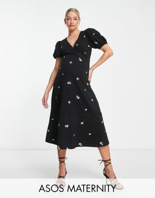 ASOS DESIGN Maternity - Gestuftes Midikleid in Schwarz mit Spitzenbesatz und rosa Rosen-Stickereien