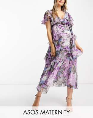 ASOS DESIGN Maternity - Gestuftes Midikleid mit Spitzeneinsatz, Rückenausschnitt und großem Blumenmuster in Flieder-Lila