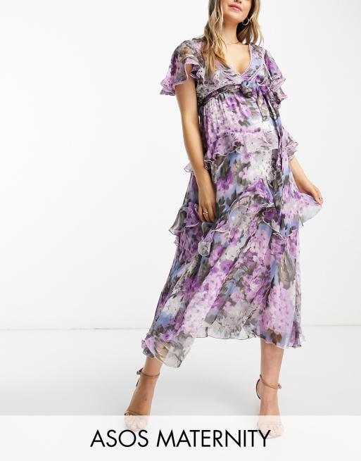 ASOS DESIGN Maternity Gestuftes Midikleid mit Spitzeneinsatz Ruckenausschnitt und groBem Blumenmuster in Flieder ASOS