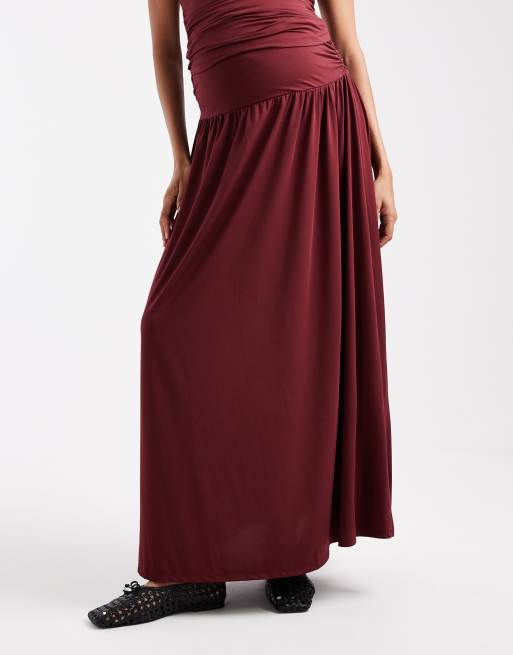 ASOS DESIGN Maternity - Gonna lunga arricciata con vita scesa color bordeaux in coordinato, 2 di 5