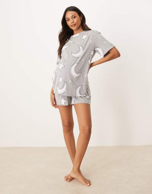 ASOS DESIGN Maternity – Grå pyjamas mönstrad med månar och stjärnor med t-shirt i oversize och shorts, 2 av 4