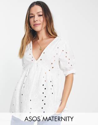 ASOS DESIGN Maternity - Hängeroberteil in Weiß mit Lochstickerei, Schößchensaum und Puffärmeln