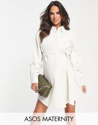 ASOS DESIGN Maternity - Hemdkleid aus Cord in Buttermilch mit Gürtel-Weiß