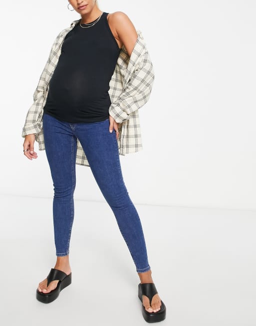 ASOS DESIGN Maternity high rise skinny jeans in mid blue with under the bump waistband, 4 of 4