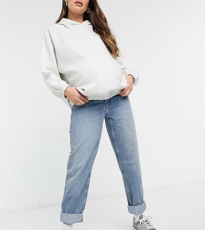 ASOS DESIGN Maternity - Højtaljede, løstsiddende mom-jeans i autentisk midwash med elastisk bånd i taljen-Blå