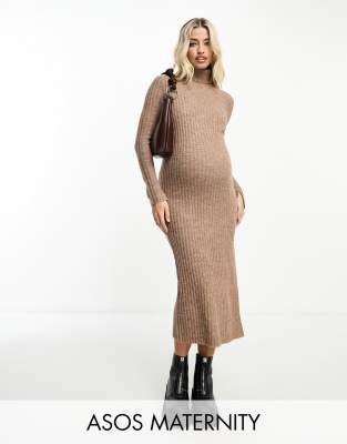 ASOS DESIGN Maternity - Hochgeschlossenes Maxikleid aus Strick in Kamelbraun mit Seitenschlitz-Neutral