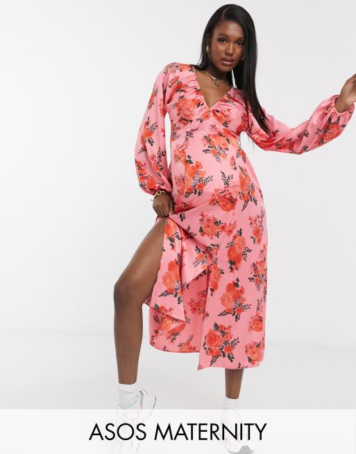 ASOS DESIGN Maternity – Jaskraworóżowa satynowa sukienka midi z marszczonym dekoltem, balonowymi rękawami i kwiatowym wzorem