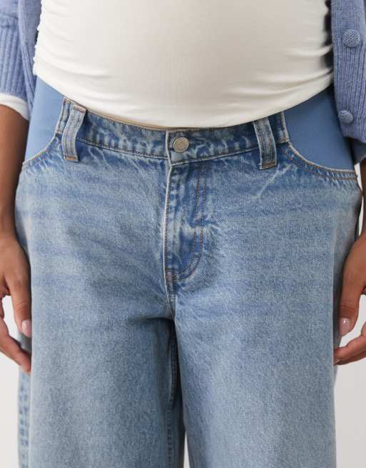 ASOS DESIGN Maternity jeans med hög midja, avslappnad passform och uppvik i mellanljus blå tvätt, 4 av 5