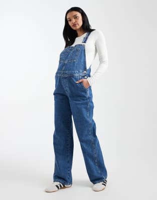 ASOS DESIGN Maternity - Jeanslatzhose in Mittelblau