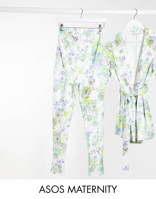 ASOS DESIGN Maternity – Jersey-Anzughose mit Überbauchbund und schmalem Beinschnitt in Weiß geblümt