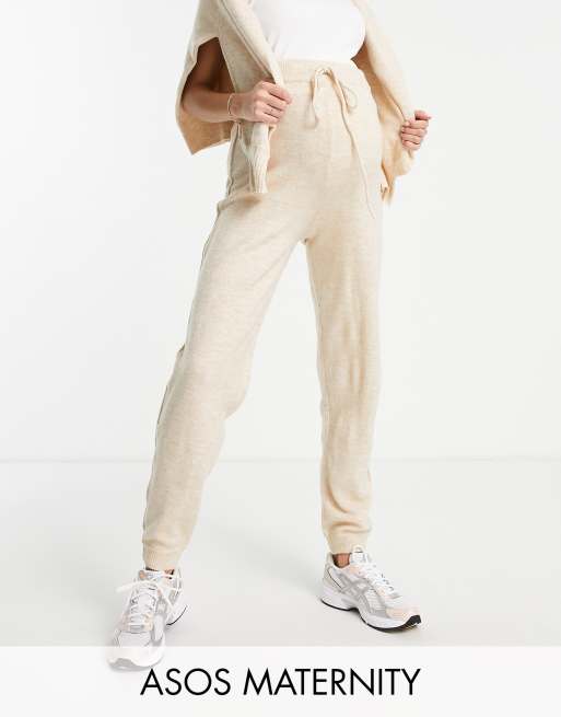 ASOS DESIGN Maternity - Jogger d'ensemble en maille avec lien à la taille - Grège