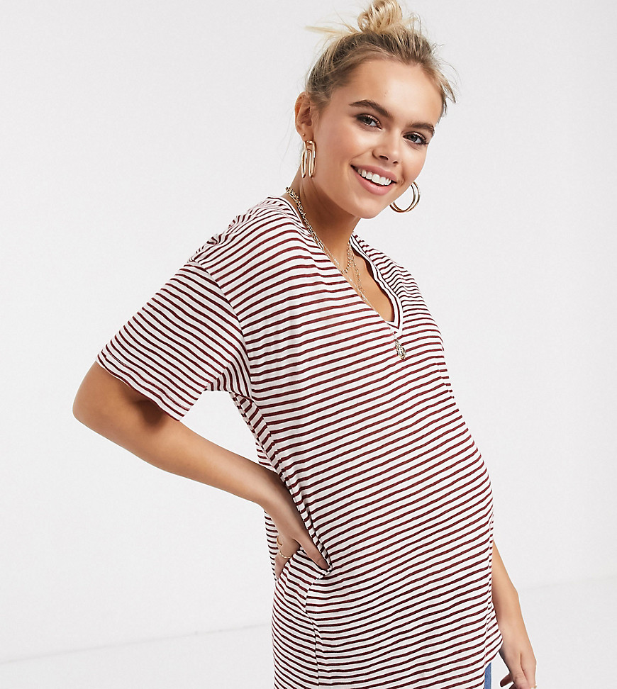 ASOS DESIGN Maternity – Kortärmad t-shirt med strukturränder och V-ringning-Röd