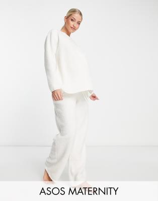 ASOS DESIGN Maternity - Kuscheliges Lounge-Set in Cremeweiß aus Teddyfell mit Sweatshirt und Hose